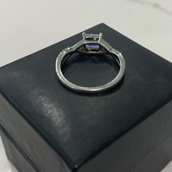 Womans ring - Picture 2 of 5